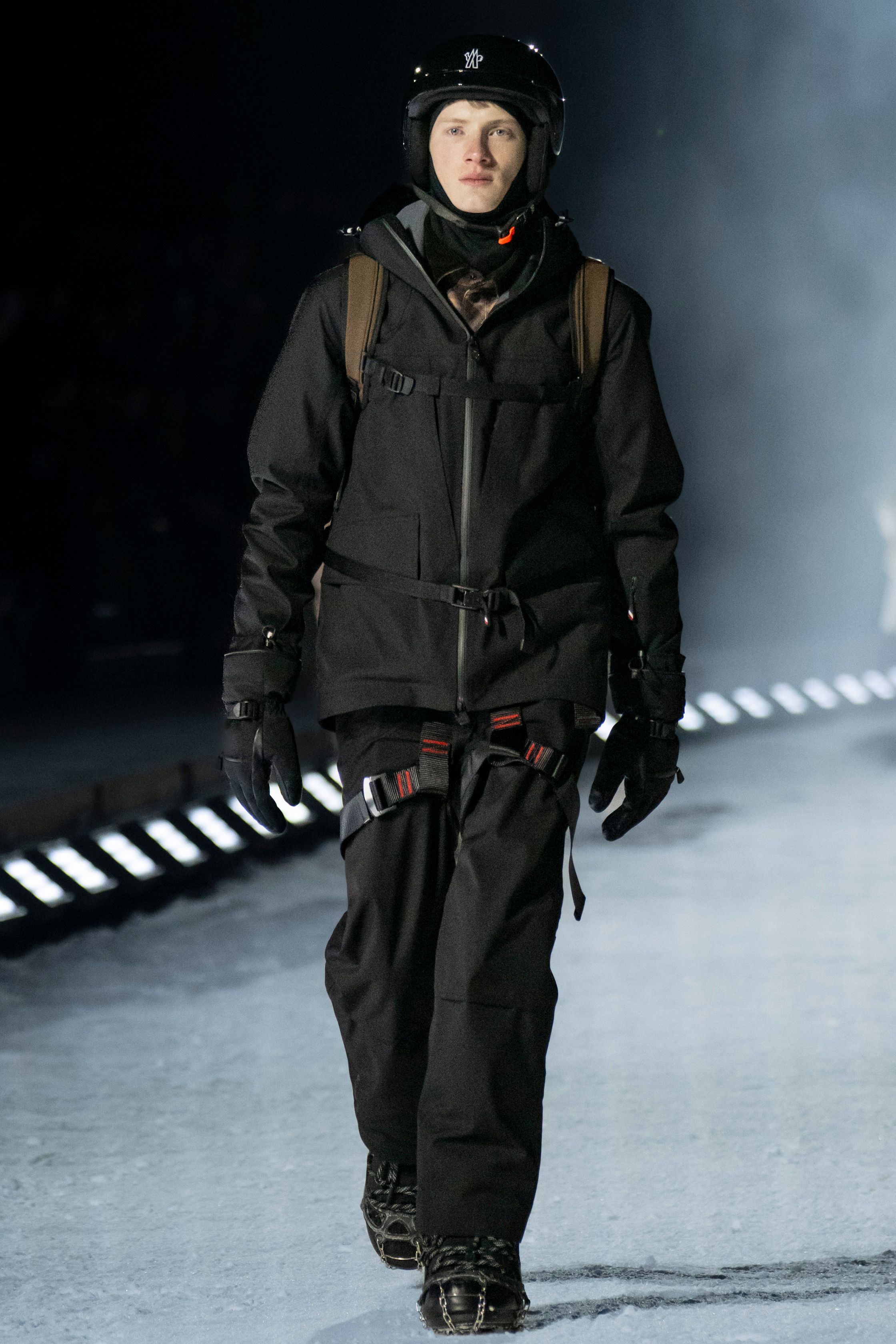 Moncler Grenoble将高山滑雪机能与都市冒险精神融合，羽绒、功能外壳与皮草细节交织出极寒环境下的时装表达，在冰雪跑道上释放硬核奢华-顽石频道趋势研究